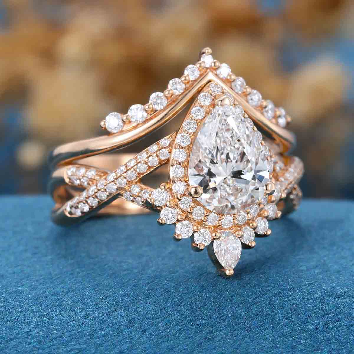 1.0CT~5.0CT Pear cut Lab Grown Diamond Halo Bridal Set