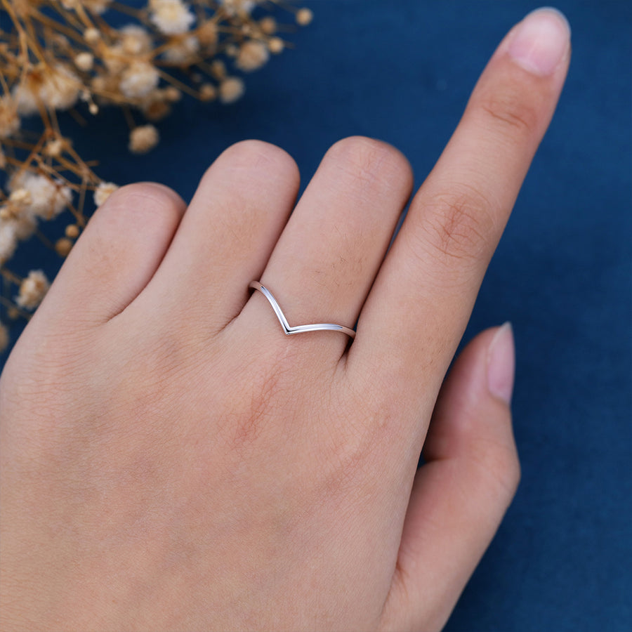 Simple gold Curved Wedding Band Ring 