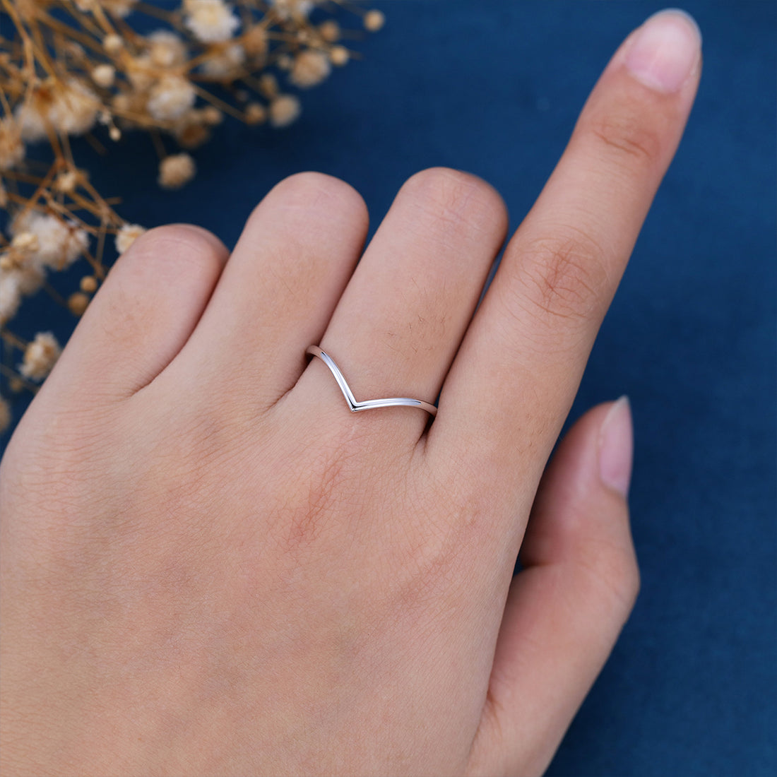 Simple gold Curved Wedding Band Ring